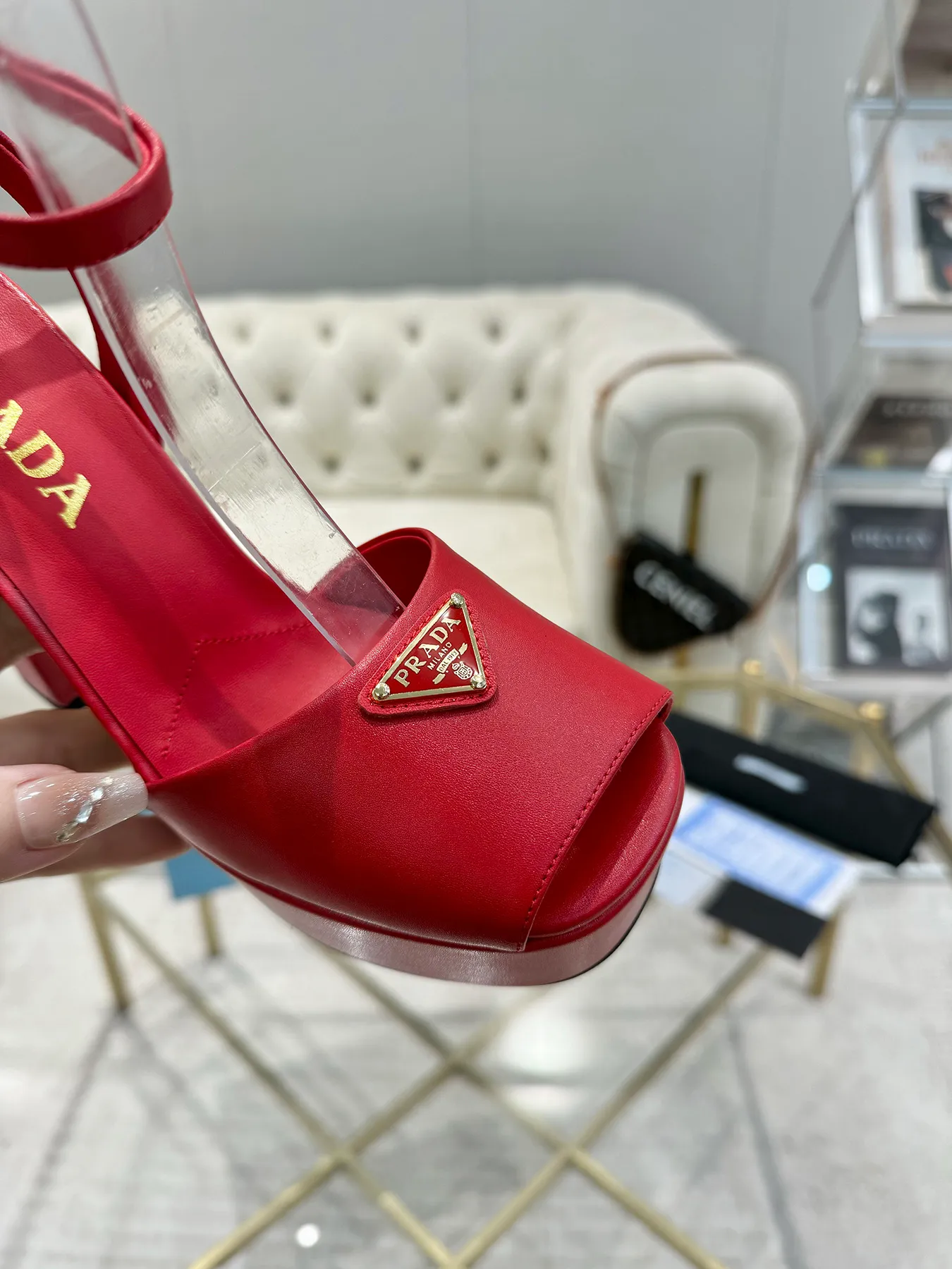 👟👟Ex-factory price 600👟👟 (imitation leather bottom-20) New arrival 👉Ready stock👈Remove the original board and make a 1:1 replica‼ ️The highest version ✅ Prada's early spring catwalk hot style 😘The latest spring style Thick heel square toe water platform series (genuine leather outsole) (simulated leather sole) A must-have for goddesses The upper and the feet are super beautiful 👉The upper is made of imported original calfskin, soft and textured, lining + foot pads, imported sheepskin lining, breathable and comfortable, private model water platform, heel, water platform 4M, heel height 13M Code number 35M-39M (34 40 41 42 customized, non-refundable and non-exchangeable)
